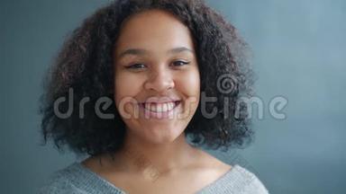 黑人背景下快乐的美国黑人学生微笑的肖像